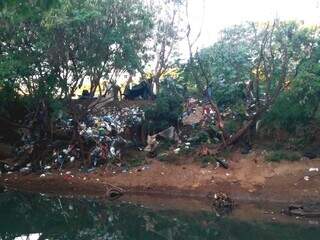 Rio Anhandu&iacute; vira lix&atilde;o com descarte irregular de pneus