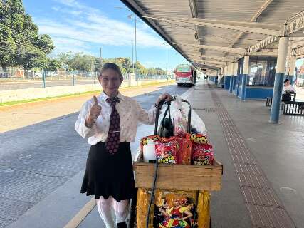 Aos 54 anos, Silvia se veste de caipira e de Em&iacute;lia para vender gelad&atilde;o