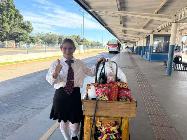 Aos 54 anos, Silvia se veste de caipira e de Em&iacute;lia para vender gelad&atilde;o