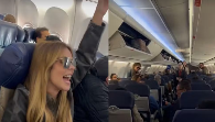 Mari Fagundes faz show particular em avi&atilde;o e canta 'Pe&atilde;o Todo Tatuado'