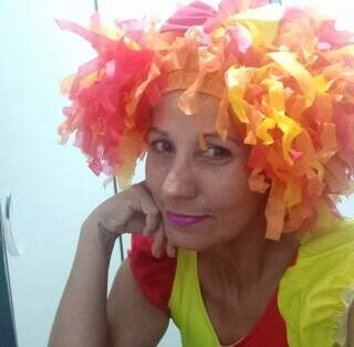 Aos 54 anos, Silvia se veste de caipira e de Emília para vender geladão Aos 54 anos, Silvia se veste de caipira e de Emília para vender geladão