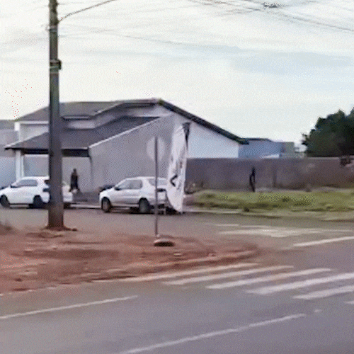 V&iacute;deo mostra policial atirando contra suspeito de pichar s&iacute;mbolos de fac&ccedil;&atilde;o