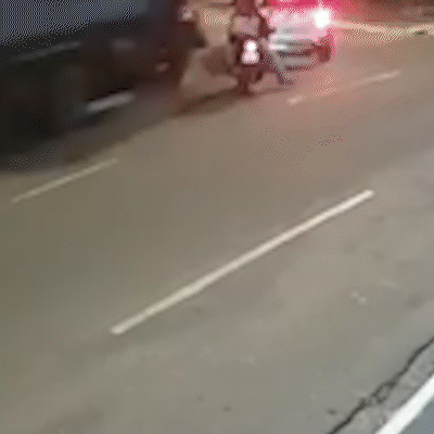 Motociclista ajoelha e agradece ap&oacute;s escapar por pouco de atropelamento
