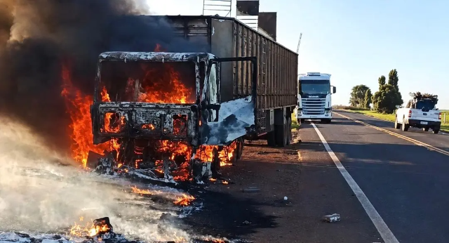Caminhão pegou fogo e vaca foi solta em rodovia no MS