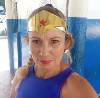 Aos 54 anos, Silvia se veste de caipira e de Emília para vender geladão Aos 54 anos, Silvia se veste de caipira e de Emília para vender geladão