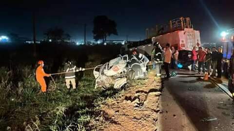 Jovem de 19 anos morre ap&oacute;s bater carro de frente com caminh&atilde;o na BR-262