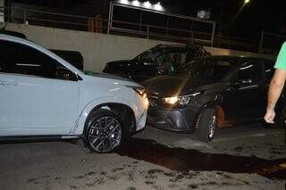 Motorista erra pedal, cruza avenida e só para após cair em estacionamento Motorista erra pedal, cruza avenida e só para após cair em estacionamento