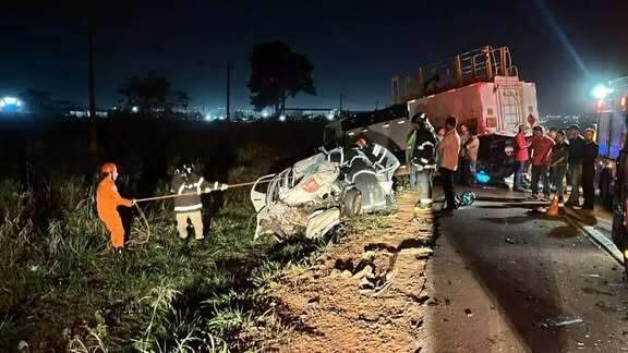 Jovem de 19 anos morre ao bater carro em caminh&atilde;o na BR-262
