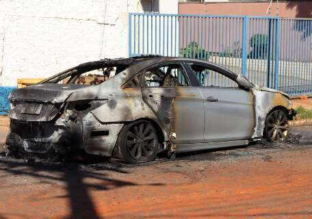 Carro &eacute; incendiado ap&oacute;s ser abandonado durante a madrugada