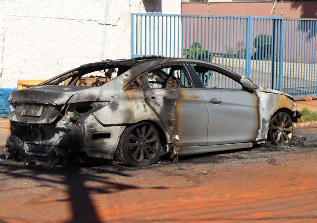 Carro &eacute; incendiado ap&oacute;s ser abandonado durante a madrugada