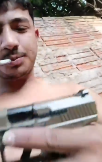Pol&iacute;cia apura se arma exibida por jovem morto foi usada em homic&iacute;dio