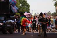 Manifestantes ocupam ruas da Capital na 1&ordf; Marcha Trans e Travesti de MS 