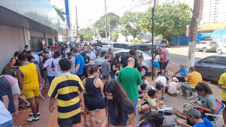 Eliminação do Brasil não freou loucura por figurinhas da Copa 