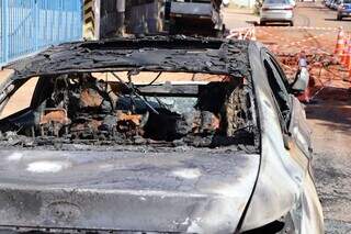 Carro é incendiado após ser abandonado durante a madrugada Carro é incendiado após ser abandonado durante a madrugada