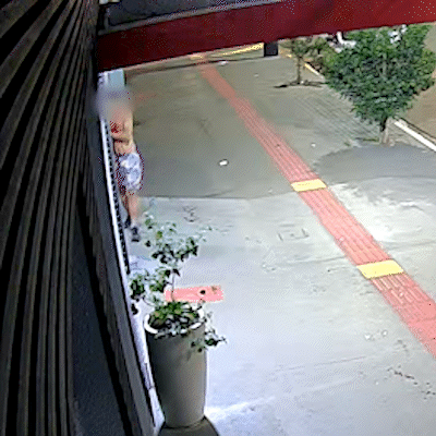 Ap&oacute;s facada, homem corre sangrando por quadra at&eacute; cair em frente a hotel
