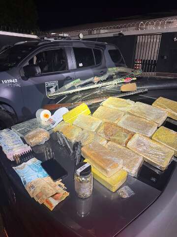 De coca&iacute;na a arco e flecha: "Faroeste Caboclo" &eacute; preso com arsenal no Caiob&aacute;