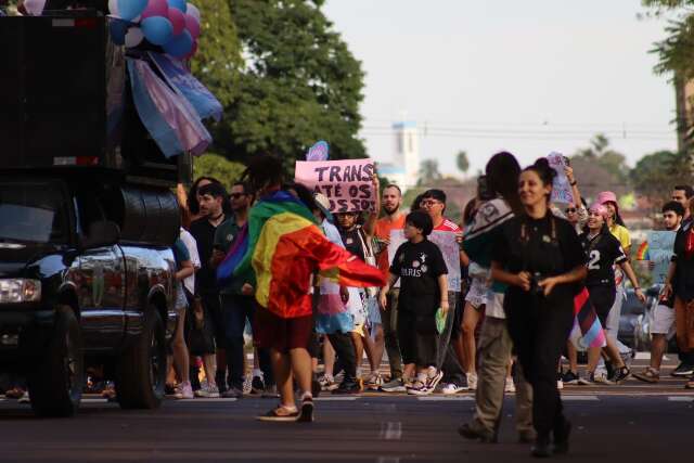 Manifestantes ocupam ruas da Capital na 1&ordf; Marcha Trans e Travesti de MS 