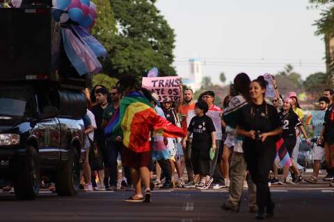 Manifestantes ocupam ruas da Capital na 1&ordf; Marcha Trans e Travesti de MS 