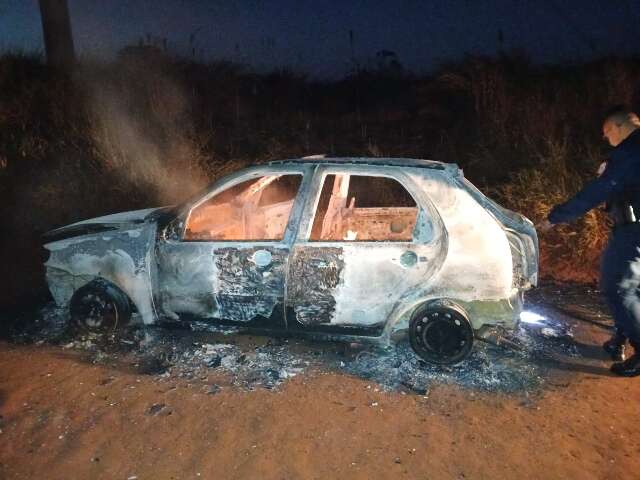 Carro queimado na fronteira pode ter sido usado em execu&ccedil;&atilde;o de traficante 