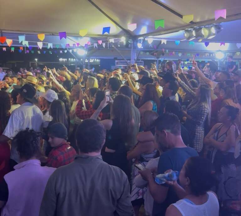 Com festa lotada, Mata do Jacinto briga pelo maior arraial de bairro