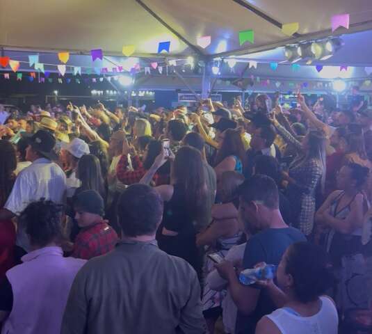 Com festa lotada, Mata do Jacinto briga pelo maior arraial de bairro
