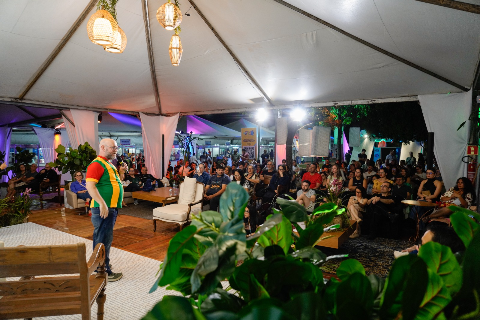 Carnaval incomoda quem vive na l&oacute;gica da casa-grande, diz Luiz Simas