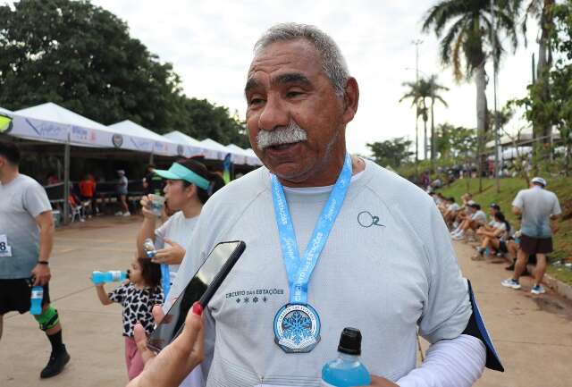 Ao lado de competidores de todas as idades, Jo&atilde;o faz da corrida um rem&eacute;dio