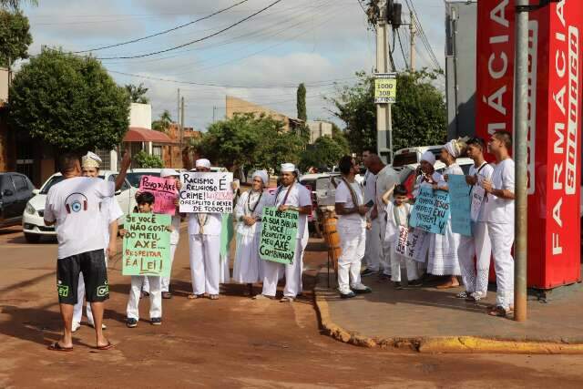 "As pessoas precisam aprender a respeitar a cren&ccedil;a alheia", clama pai de santo