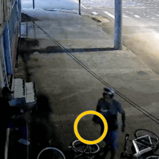 Homem &eacute; preso por morte de morador de rua a facadas e culpa comparsa pelo crime