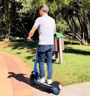 Entregando conte&uacute;do: carro pifa e deputado "descobre" patinete