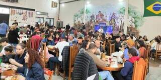 Em restaurante mineiro, mural é gigante e a fama da rabada também Em restaurante mineiro, mural é gigante e a fama da rabada também