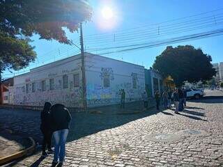 Moradores protestam ap&oacute;s picha&ccedil;&atilde;o em patrim&ocirc;nio hist&oacute;rico e s&eacute;rie de furtos