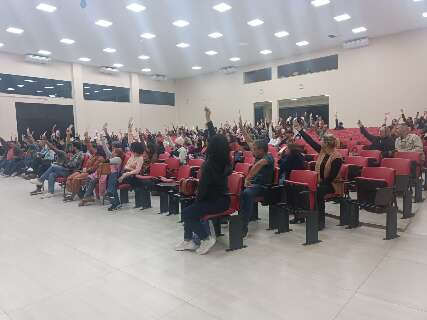Professores aprovam reajuste de 5,4% parcelado at&eacute; janeiro de 2027