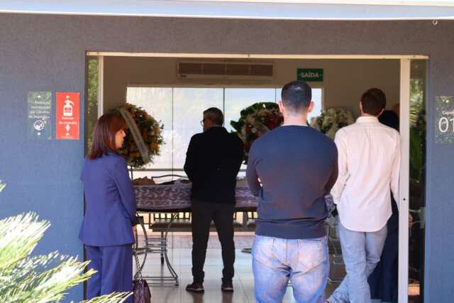 Amigos e aliados se despedem de Alcides Bernal em vel&oacute;rio intimista