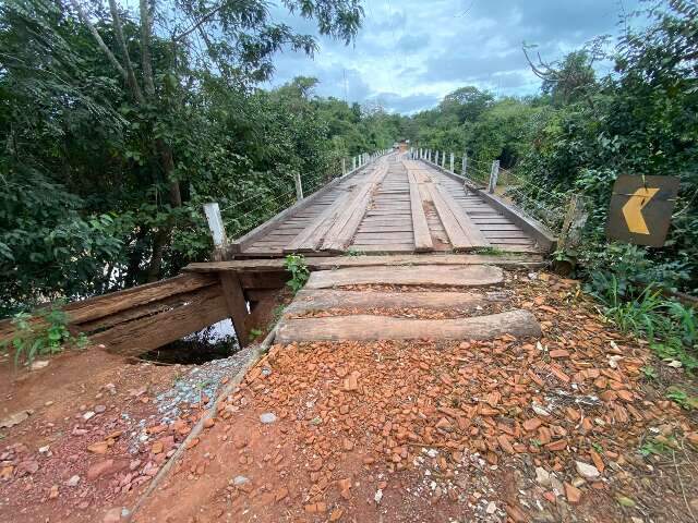 Isolados desde fevereiro, moradores pedem ponte e unidade de sa&uacute;de em Terenos
