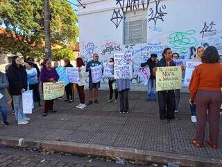 Moradores protestam ap&oacute;s picha&ccedil;&atilde;o em patrim&ocirc;nio hist&oacute;rico e s&eacute;rie de furtos
