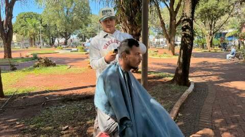 Recusa em sal&atilde;o levou barbeiro a cortar cabelo de gra&ccedil;a na pra&ccedil;a