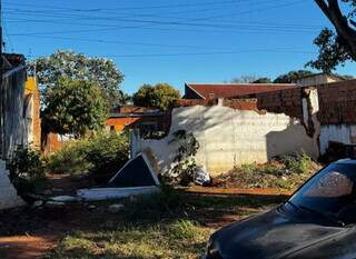 Sem fiscalização, terreno vira foco de risco para moradores