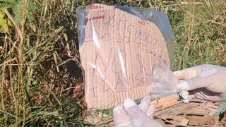 Mulher é encontrada degolada na fronteira com bilhete dos "Justiceiros" Mulher é encontrada degolada na fronteira com bilhete dos "Justiceiros"