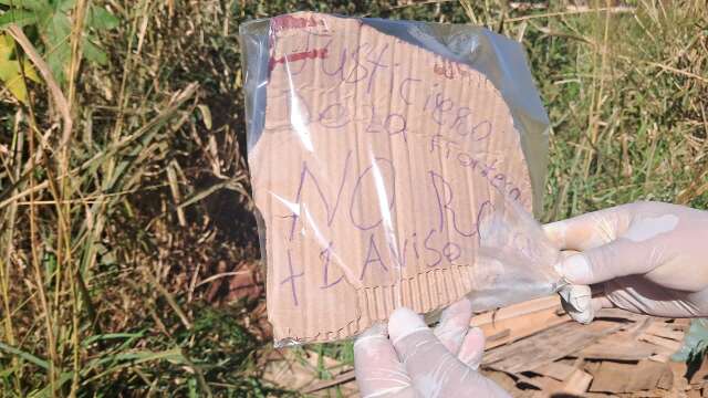 Mulher &eacute; encontrada degolada na fronteira com bilhete dos "Justiceiros"