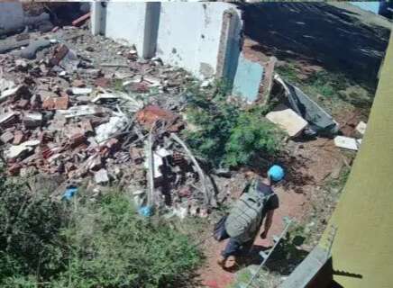 Sem fiscaliza&ccedil;&atilde;o, terreno vira foco de risco para moradores