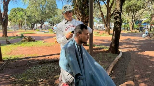 Recusa em sal&atilde;o levou barbeiro a cortar cabelo de gra&ccedil;a na pra&ccedil;a