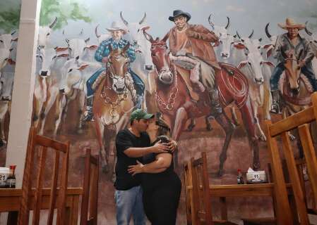 Em restaurante mineiro, mural &eacute; gigante e a fama da rabada tamb&eacute;m