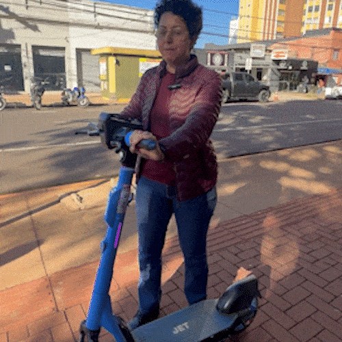 Para divers&atilde;o sem tombos, especialista ensina como usar um patinete