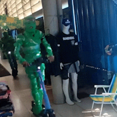 "Tartarugas Ninja" passeiam de patinete no Camel&oacute;dromo de Campo Grande