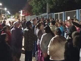 Temor de albergue em antiga incubadora leva moradores a protesto Temor de albergue em antiga incubadora leva moradores a protesto