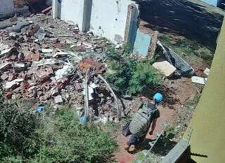 Sem fiscalização, terreno vira foco de risco para moradores