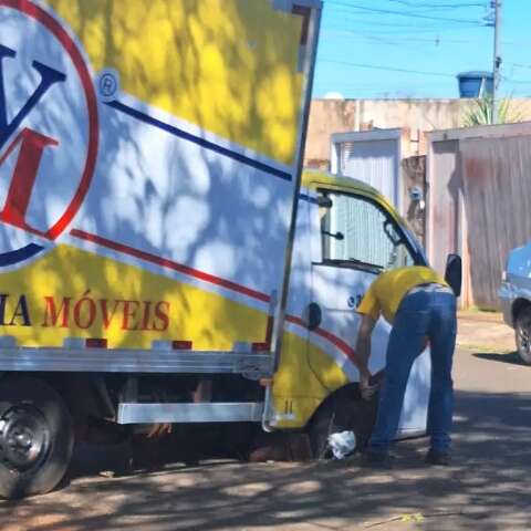 Buraco aberto h&aacute; seis meses prende caminh&atilde;o em cruzamento