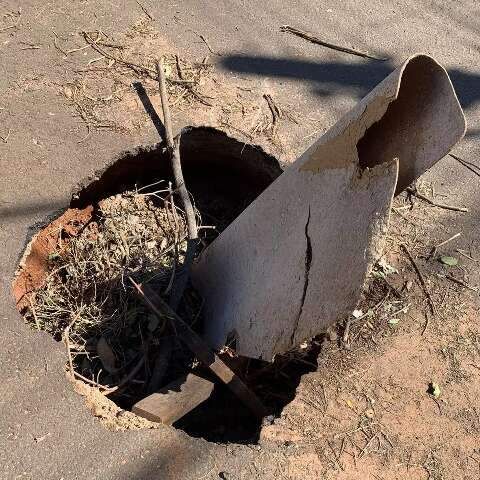 Roda de caminh&atilde;o fica presa em buraco e moradores cobram solu&ccedil;&atilde;o