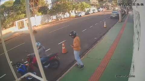 C&acirc;mera registra mais um furto de moto no Centro de Campo Grande